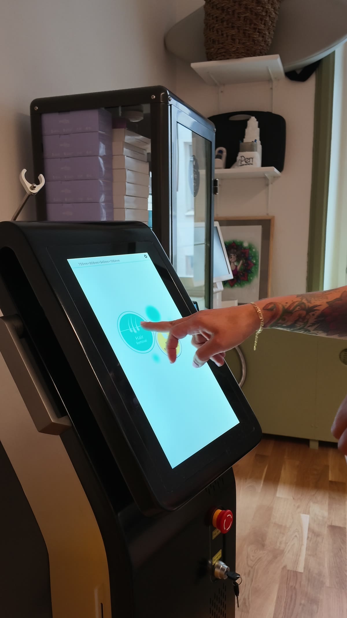 Diodlaserns display där effekten ställs in efter hudton och hårtyp